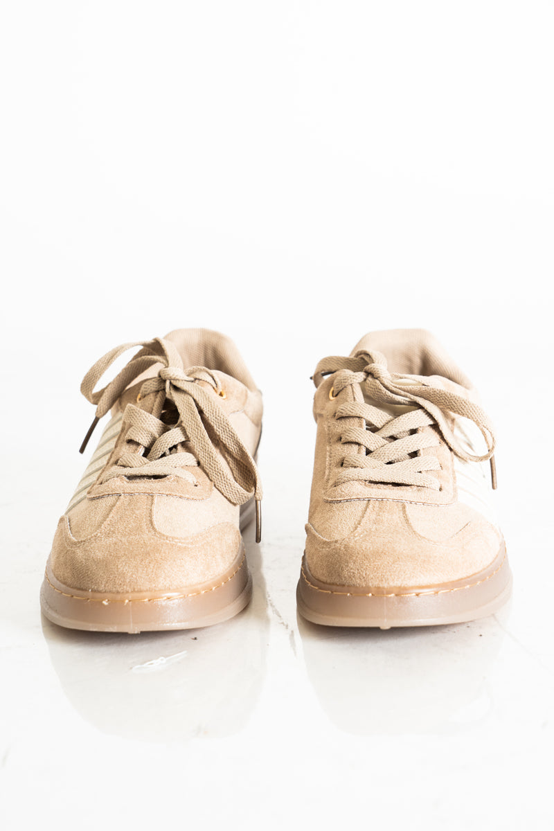 modella indossando Sneaker beige effetto suede con suola comfort colore