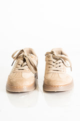 modella indossando Sneaker beige effetto suede con suola comfort colore