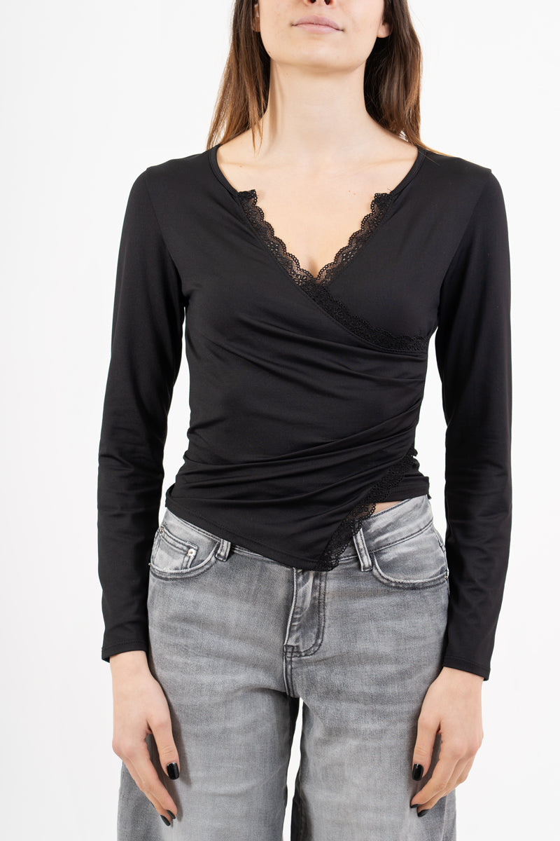 modella indossando Maglia incrociata in maglina con pizzo colore Nero Unica