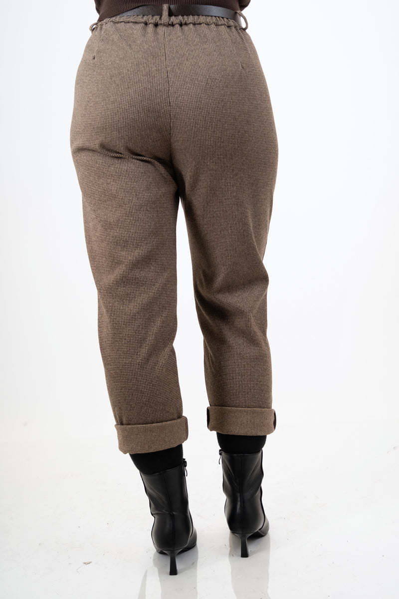 modella indossando Pantalone in panno fantasia pied de poule marrone con cintura colore
