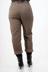modella indossando Pantalone in panno fantasia pied de poule marrone con cintura colore