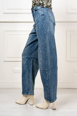 modella indossando Jeans Barrel Hudson colore
