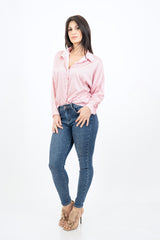 modella indossando Camicia in raso a pois con colletto classico e scollo a V colore