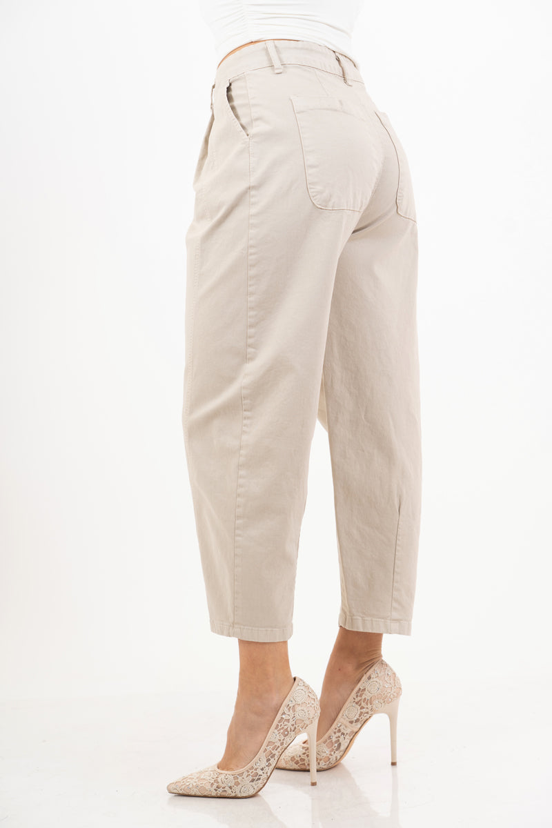 modella indossando Pantalone cropped in cotone beige Made in Italy colore Beige