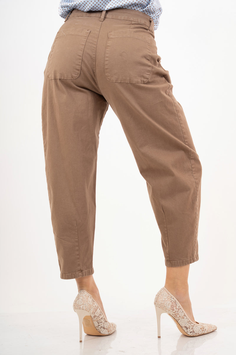 modella indossando Pantalone cropped in cotone elasticizzato camel Made in Italy colore