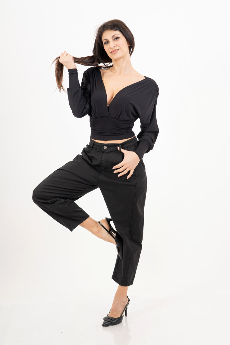 modella indossando Pantalone cropped in cotone elasticizzato nero Made in Italy colore