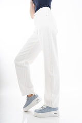 modella indossando Jeans bianchi wide leg in denim elasticizzato a vita alta colore