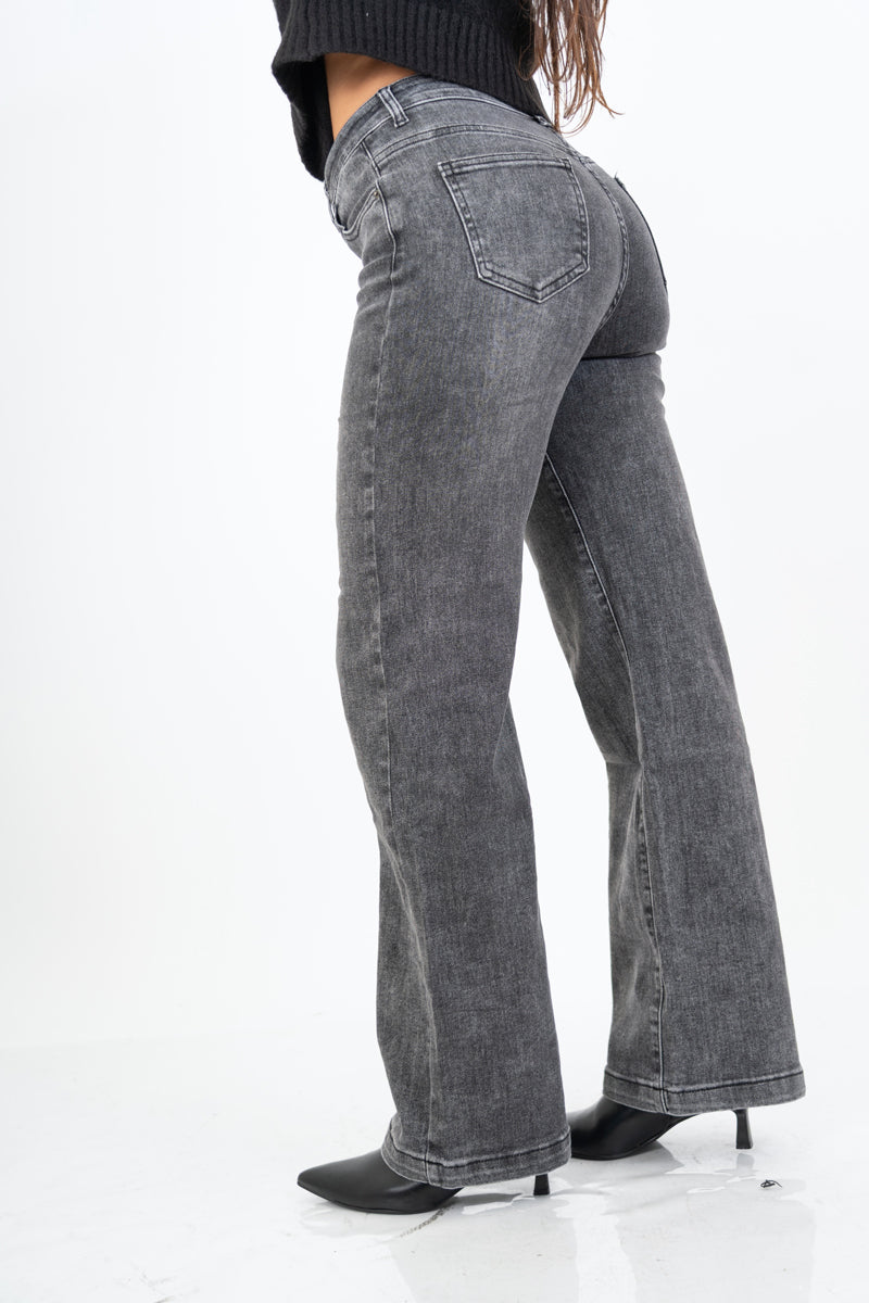 modella indossando Jeans dritto vita alta effetto used in denim elasticizzato colore