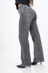 modella indossando Jeans dritto vita alta effetto used in denim elasticizzato colore