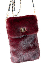 modella indossando Porta cellulare EcoFur Soft con tracolla dorata colore