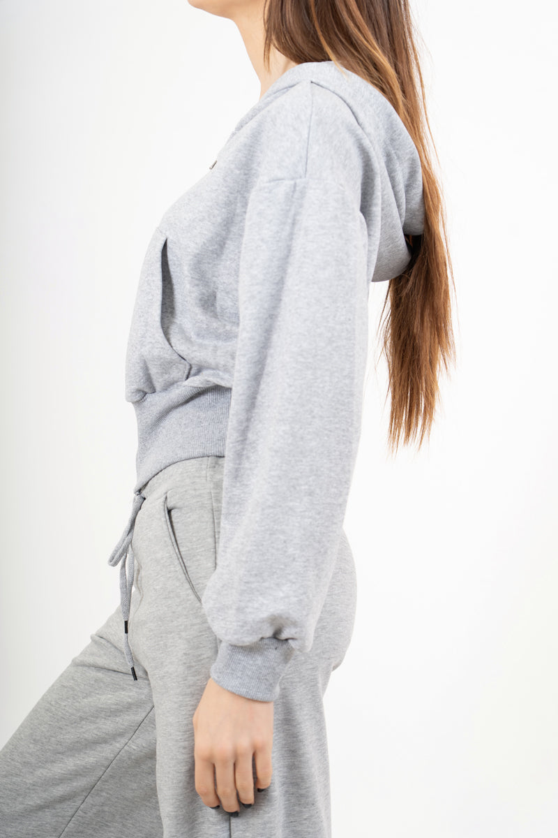 modella indossando Giacca felpa over con cappuccio e zip colore