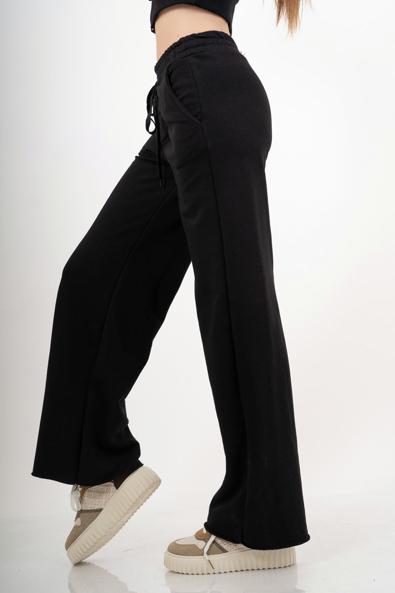 modella indossando Pantalone palazzo in felpa elasticizzata con coulisse colore Nero Unica