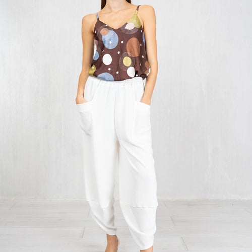 modella indossando Pantalone Arabesk in tela leggera colore Bianco Unica