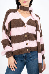 modella indossando Cardigan a righe in misto lana con sciarpa coordinata colore