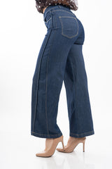 modella indossando Jeans gamba ampia dritta in denim leggero elasticizzato con cuciture frontali colore