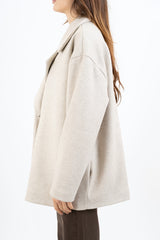 modella indossando Cappotto corto doppiopetto in panno morbido colore