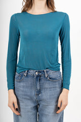 modella indossando Maglia SoftCash in misto viscosa e cashmere colore Ottanio Unica