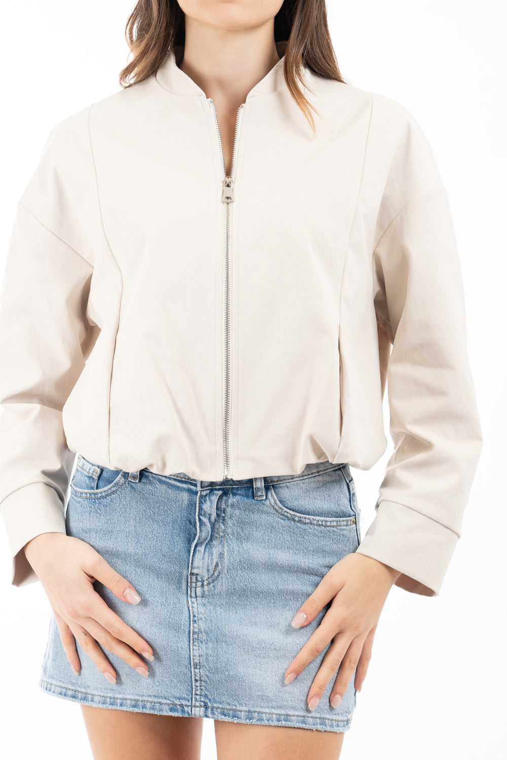 modella indossando Completo Giacca bomber e Pantalone cropped colore