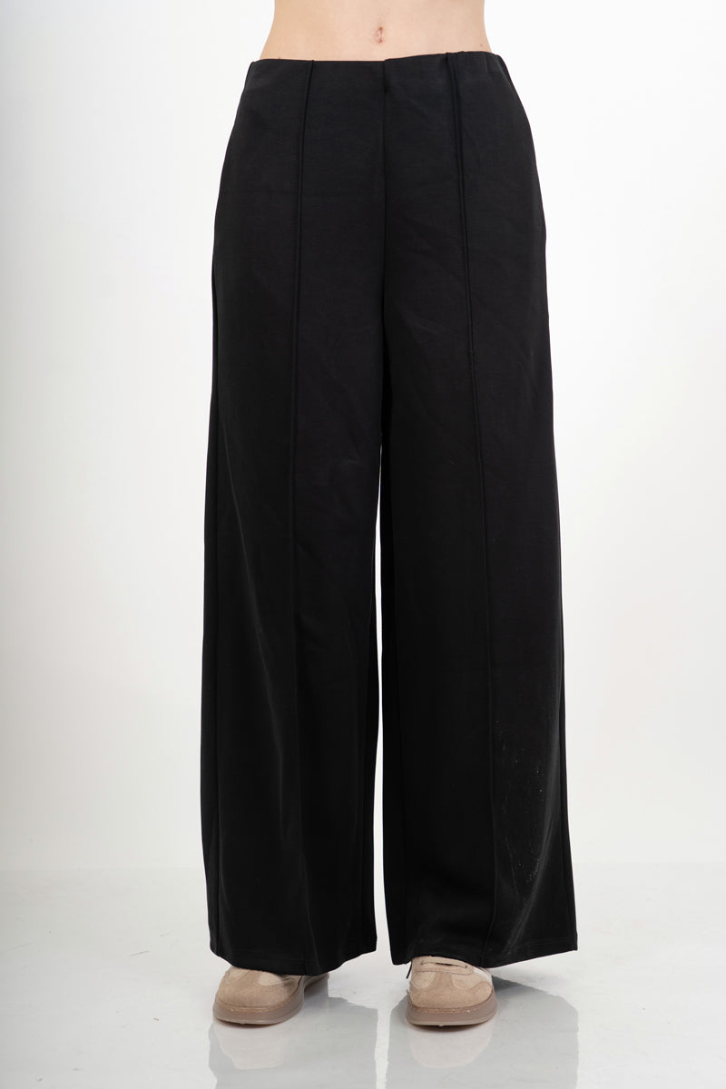 modella indossando Pantalone palazzo in felpa elasticizzata con nervio centrale colore Nero Unica