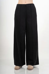 modella indossando Pantalone palazzo in felpa elasticizzata con nervio centrale colore Nero Unica