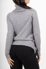 modella indossando Maglione over con collo alto in filato morbido e caldo colore