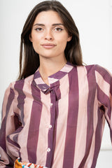 modella indossando Camicia Collo Coreana in Tencel a Righe Multicolor colore Rosa-Prugna Unica