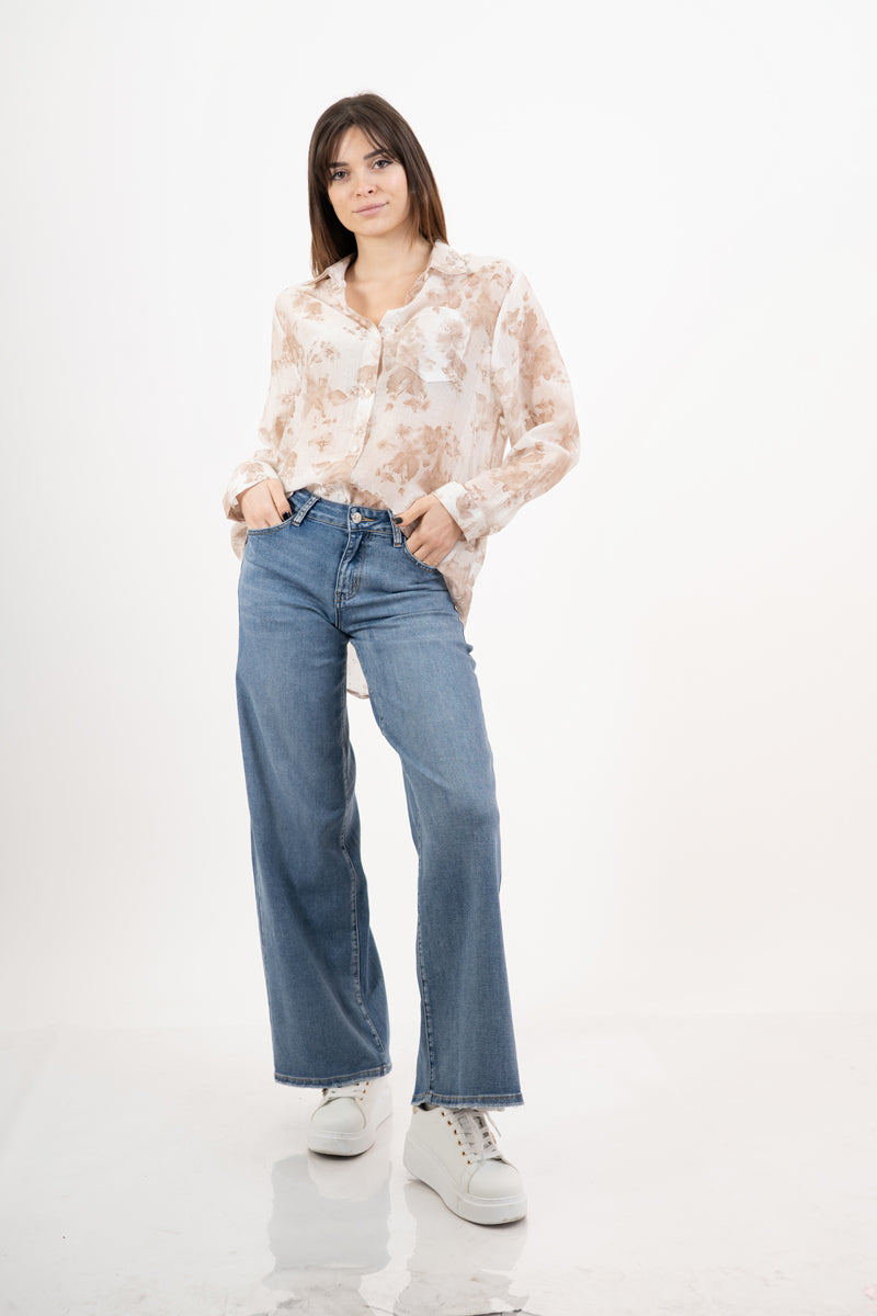 modella indossando Camicia over lunga fiammata a fantasia floreale con micro strass colore