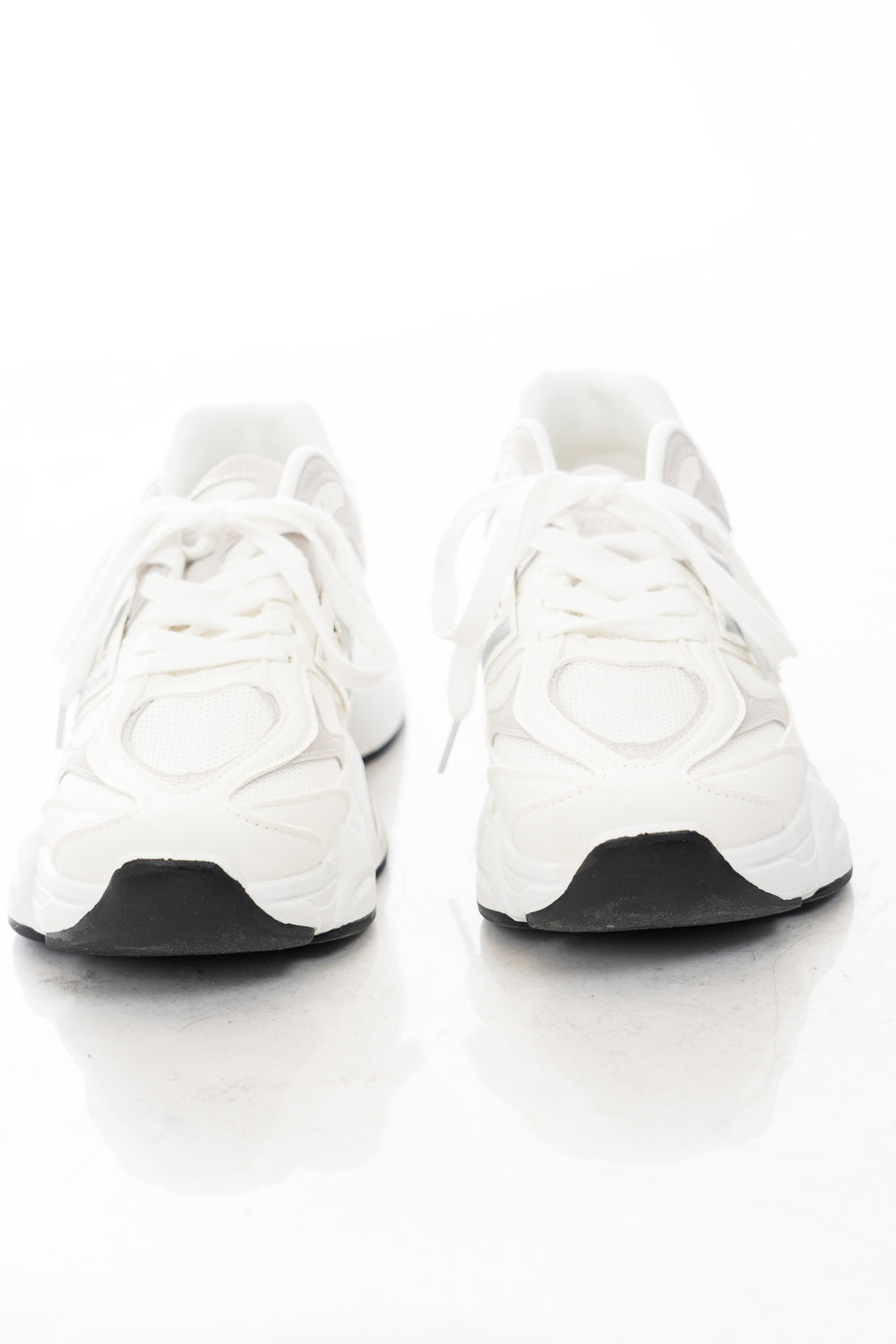 modella indossando Sneakers bianche platform in mesh con logo laterale e suola chunky colore