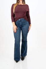 modella indossando Maglia over con scollo ampio in viscosa e cashmere con filo laminato colore