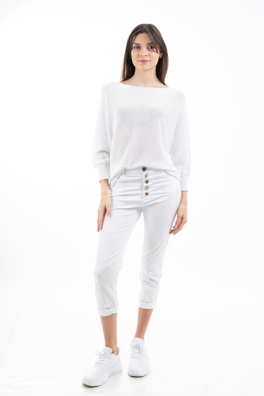 modella indossando Pantalone modello chinos in cotone elasticizzato colore bianco con bottoni gioiello a cuore colore