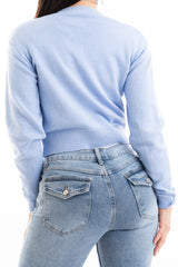 modella indossando Giacchino corto in filato primaverile con scollo a V e bottoni colore