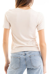 modella indossando Maglia in filato leggero a manica corta con finiture a vivo colore