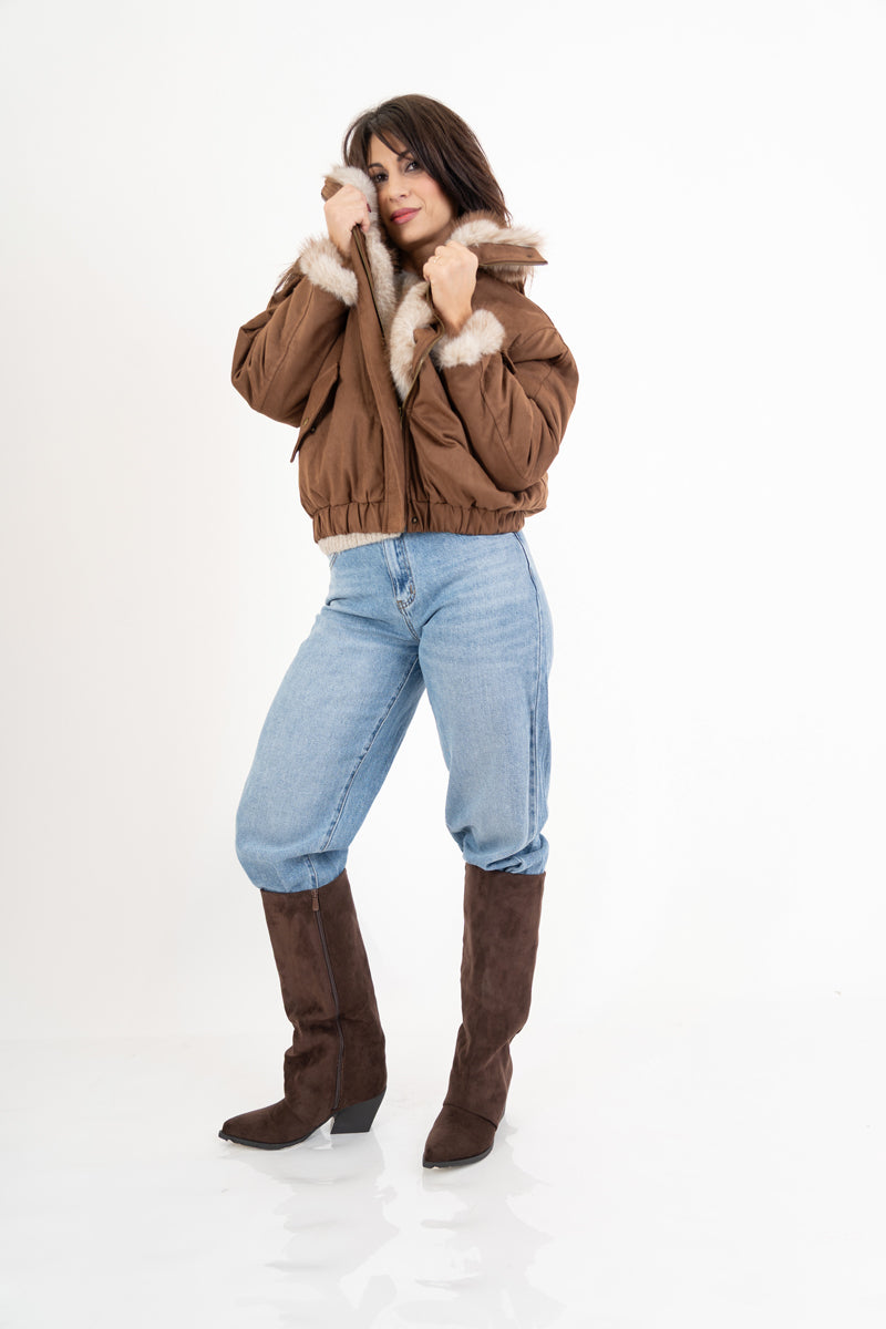 modella indossando Giaccone double-face effetto pelliccia e scamosciato colore