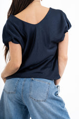 modella indossando Blusa effetto raso cangiante con scollo V e manica con cucitura interna colore