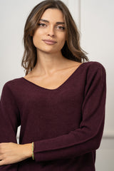 modella indossando Maglia Vela scollo V colore Prugna Unica