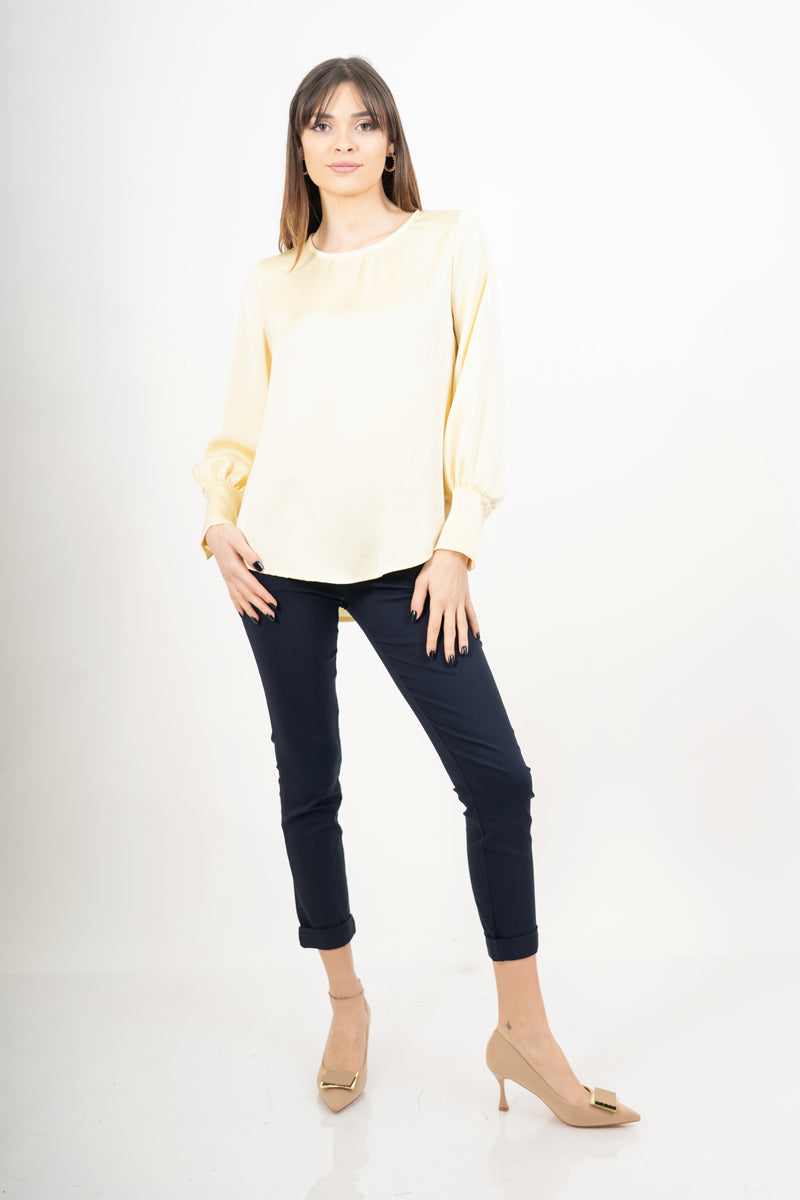 modella indossando Blusa over in raso cangiante con maniche palloncino colore