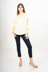 modella indossando Blusa over in raso cangiante con maniche palloncino colore