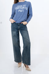 modella indossando Maglione girocollo con scritta “Non vi sopporto più!” in misto lana Made in Italy colore