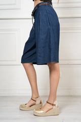 modella indossando Bermuda effetto gonna in chambray con cintura colore
