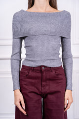 modella indossando Maglia Solenne scollo risvoltato colore