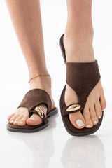 Ciabatte marroni infradito con fascia larga e dettaglio gioiello.