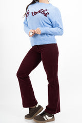 modella indossando Maglione girocollo “No vabbè” in misto lana ricamato colore