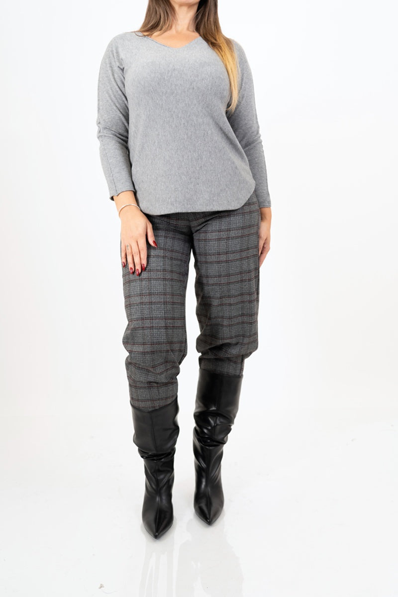 modella indossando Maglia SoftVibe in misto viscosa scollo a V colore