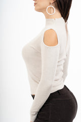 modella indossando Maglia collo vulcano con spalle scoperte in filato misto viscosa colore