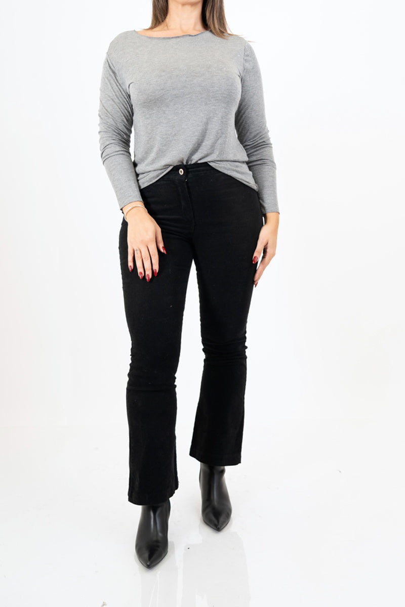 modella indossando Maglia over con scollo ampio in viscosa e cashmere con filo laminato colore