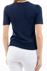 modella indossando Maglia in filato leggero a manica corta con finiture a vivo colore
