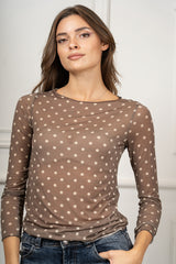 modella indossando Maglia Aveline colore Fango-Beige Unica