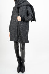 modella indossando Cappottino in panno spinato con paillettes e sciarpa coordinata colore Nero Unica