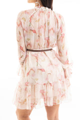 modella indossando Abito corto fiorato in georgette con vita elastica e balza colore