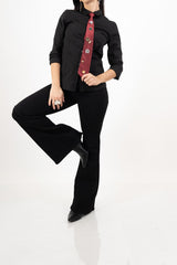 modella indossando Cravatta con spille decorative in metallo colore